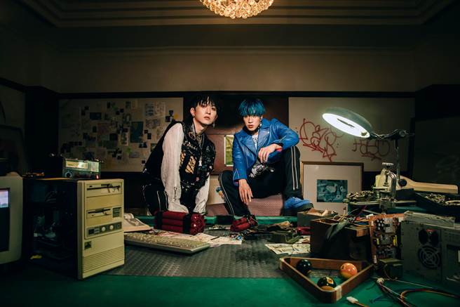 邱锋泽、娄峻硕近日推出新歌，日前帅气拍摄MV。（原音兄弟提供）