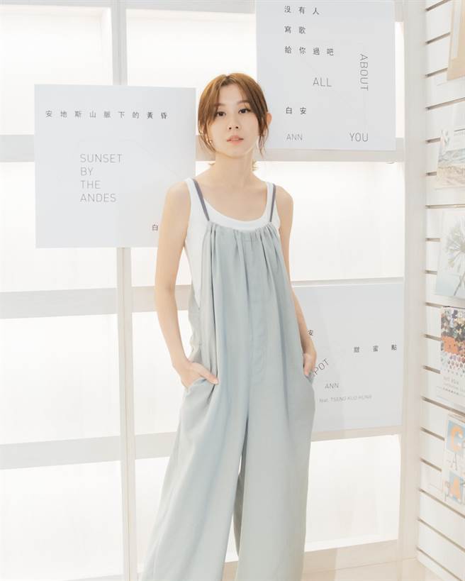 白安日前举办新专辑抢听会，开心与粉丝互动。（相信音乐提供）