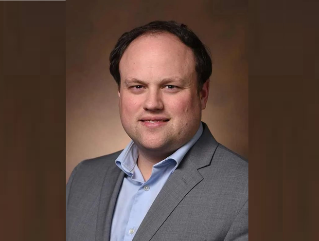 范德堡大学教授舒瑞格是一名研究阿兹海默病的年轻科学家，先前因公开批评一款获批准上市的阿兹海默病药物而获得关注，他受邀主持这次对2006年论文的调查。（图／范德堡大学）