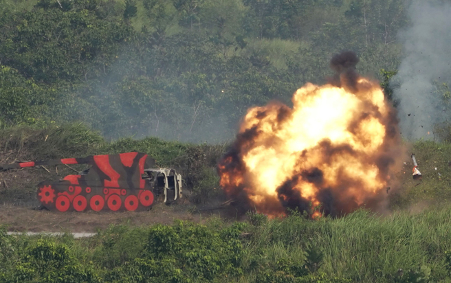 美國和印尼等盟友8月12日在印尼南蘇門答臘（South Sumatra）舉行的「超級神鷹之盾」（Super Garuda Shield）軍演中，以「標槍」（Javelin）反戰車飛彈擊中一輛模擬的敵軍裝甲車。（美聯社）