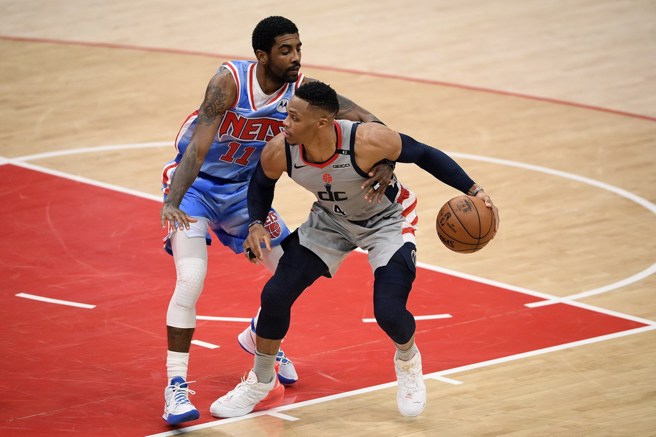 湖人迟迟没有推动厄文(左)与韦斯布鲁克交易理由曝光。(美联社资料照)