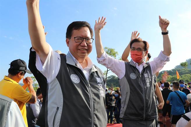 民进党桃园市长参选人郑运鹏（右）今日一早在桃园市长郑文灿（左）陪同下，参加大溪区健走活动。（蔡明亘摄）