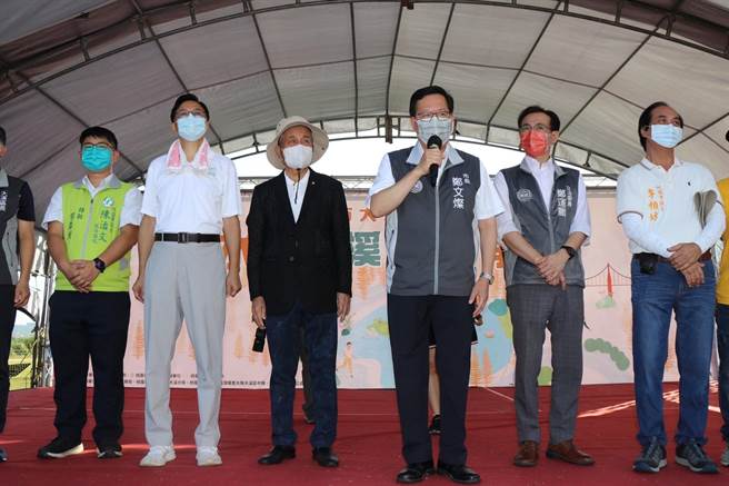 民进党桃园市长参选人郑运鹏（右二）今陆战正式启动，首场公开行程就与对手国民党桃园市长参选人张善政（右五）同框。（蔡明亘摄）