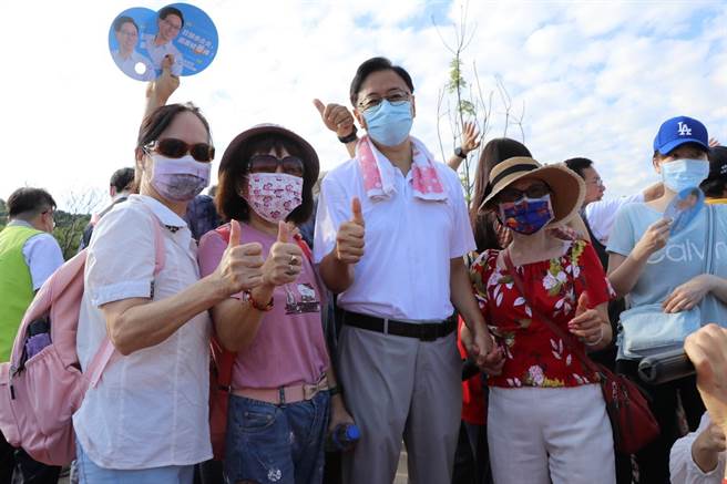 活动现场，不少支持者上前与国民党桃园市长参选人张善政（左三）合照。（蔡明亘摄）