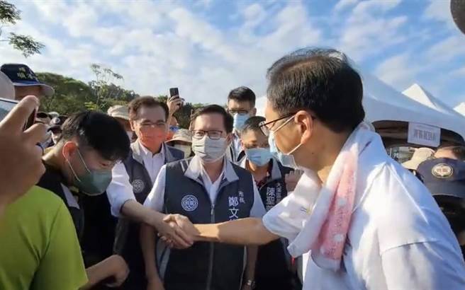 国民党桃园市长参选人张善政和民进党桃园市长参选人郑运鹏握手致意。（蔡明亘摄）