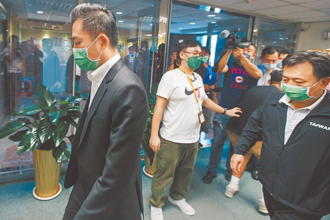 林智坚宣布退选桃园市长，在民进党中央召开记者会的身影。（资料照／郭吉铨摄）