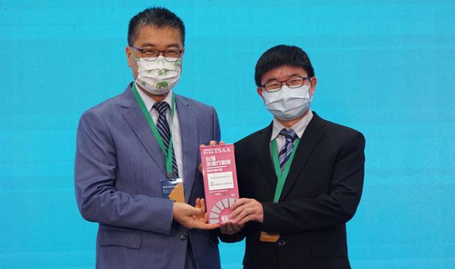 （仲琦科技獲「2022年TSAA台灣永續行動獎」銀獎，由內政部長徐國勇(左)頒贈獎牌。圖／仲琦提供）