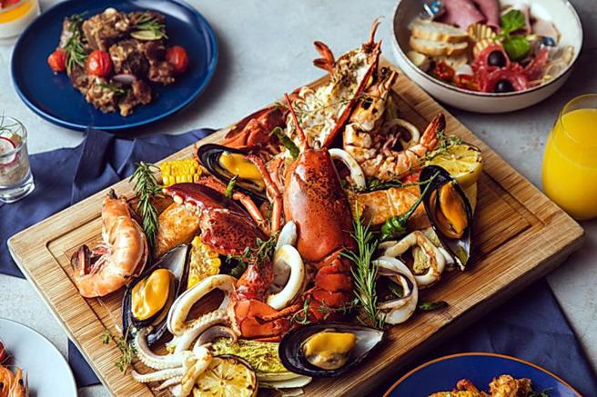 （慕軒飯店「GUSTOSO」餐廳新推出「加勒比海雙人碳烤海鮮拼盤」，豪爽以直火炭烤，盡享鮮甜海味純粹美好。圖／慕軒飯店提供）