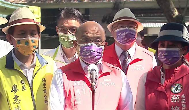 行政院长苏贞昌（前中）13日前往南投县视察「埔里水源地儿童共融公园预定地」前先接受媒体访问。（读者提供／张妍溱南投传真）