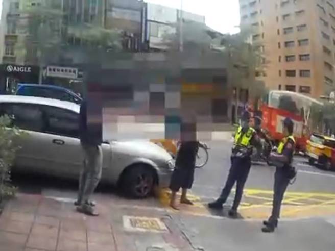 大安分局警方发现一名通报失踪女子以及另外2名男子，女方向警方透露，因求职被当「猪仔」囚禁，警员立刻将3人带回派出所。(警方提供)

