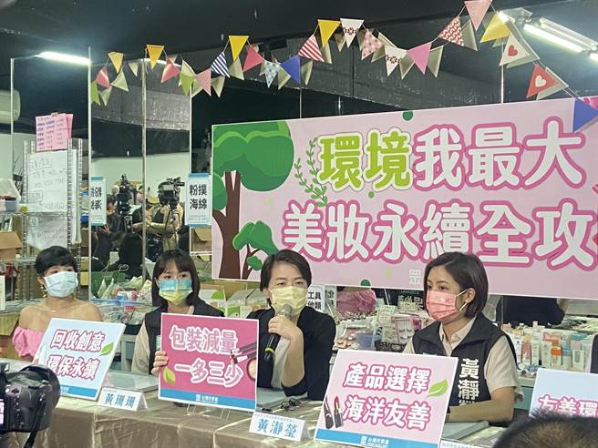 台北市副市长黄珊珊（中）今上午出席民眾党活动，对民进党换坚发表看法。（陈薏云摄）