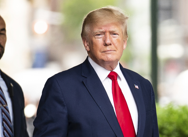 美国联邦地方法院的法庭文件显示，FBI搜索前总统川普佛州寓所后带走11份机密文件。(图／美联社)