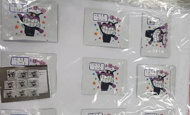 桃园市芦竹警分局于12日晚间11时许从路边的小轿车起获88包、380公克毒品，且外包装从卡通角色「细菌人」到知名品牌「LV」都有。（芦竹警分局提供／陈梦茹桃园传真）