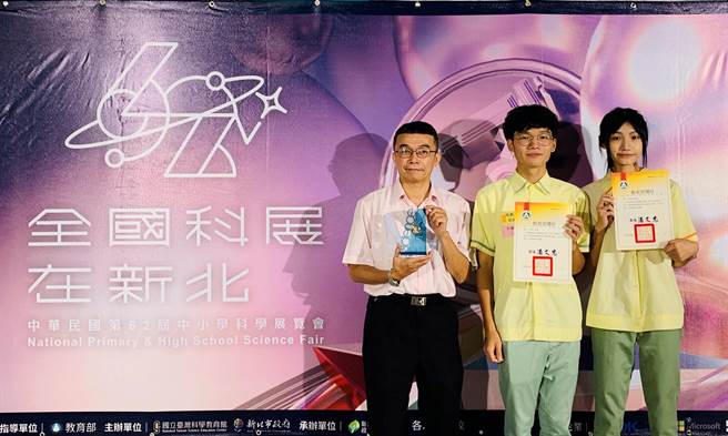 新北高中工程学科（一）作品「自制通讯无人机传输求助系统」勇夺全国第1名及特别奖及微软少年英雄奖。（新北市教育局提供）