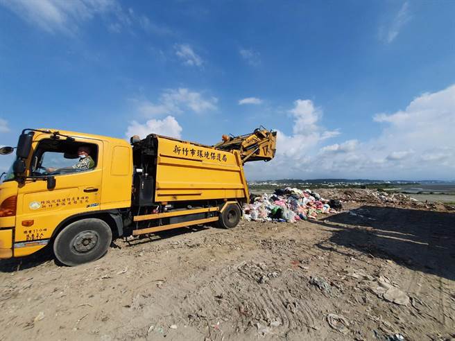 清潔隊員協助處理垃圾車倒出的垃圾，方便民眾找尋。（新竹市政府提供／王惠慧新竹傳真）