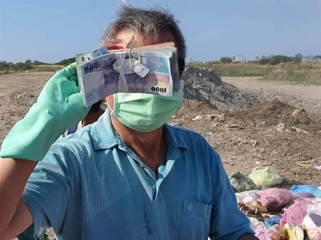 清潔隊員協助下，民眾順利找回遺失的金錢。（新竹市政府提供／王惠慧新竹傳真）