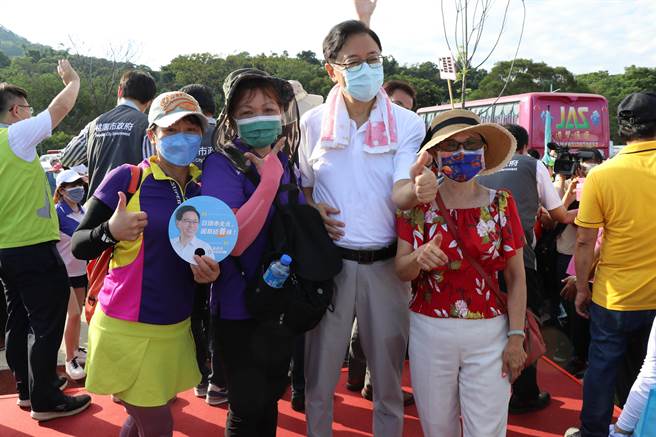 针对前新竹市长林智坚「保送说」，国民党桃园市长参选人张善政（右二）竞办发言人何元楷反呛，林恐怕是被发现服用禁药被驱逐出场。图为张善政今早出席大溪健走活动。（蔡明亘摄）