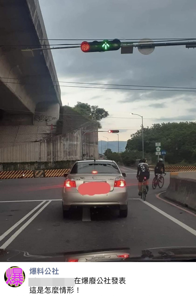 一名车主日前在路口发现左边还亮着红灯，但直行灯也亮了，当下傻在现场，不知到底要不要走。(翻摄自爆废公社)