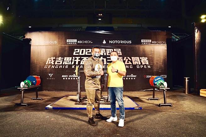 新北市长侯友宜出席由「馆长」陈之汉举办的成吉思汗杯健力三项公开赛活动。（新北市体育处提供）