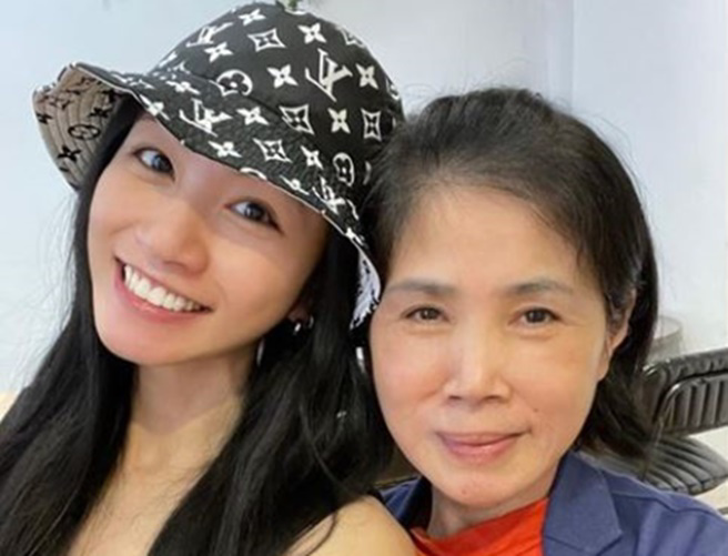 李千娜在社交平臺发出与妈妈的合影。（图／翻摄自 n_a_n_a_l_e_e  Instagram）