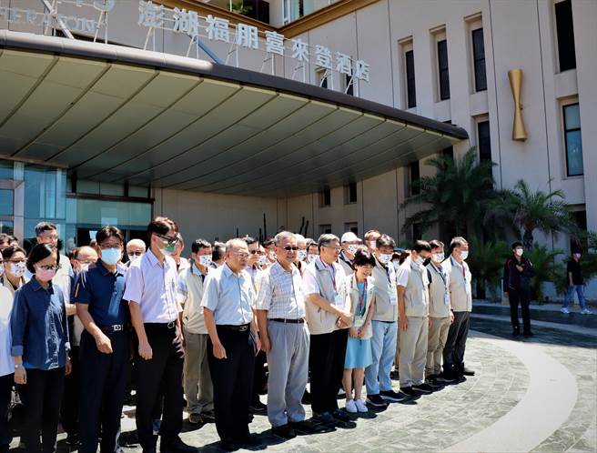 台北市长柯文哲一行人搭机前往澎湖县进行城市交流，受到县长赖峰伟的热烈欢迎，由于市长夫人陈佩琪是土生土长澎湖人，受到澎湖乡亲极大的关注。（张茂雄摄）