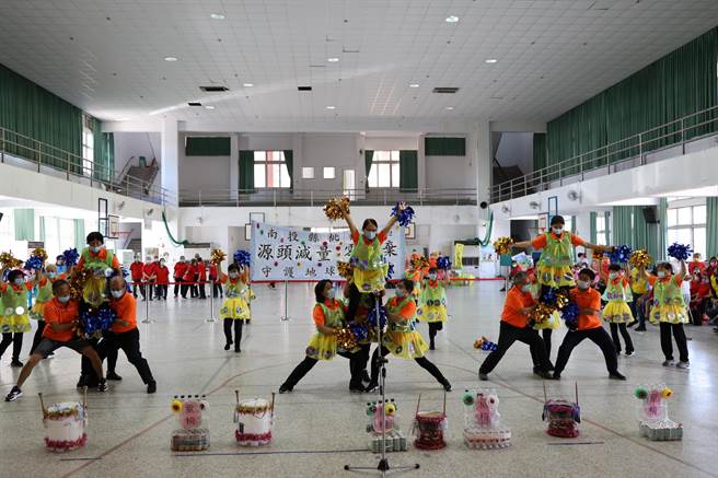 「111年环保志义工群英会」13日在南投县漳兴国小举行初赛，来自各乡镇市的志义工队伍近200人齐聚一堂（南投县政府提供／张妍溱南投传真）