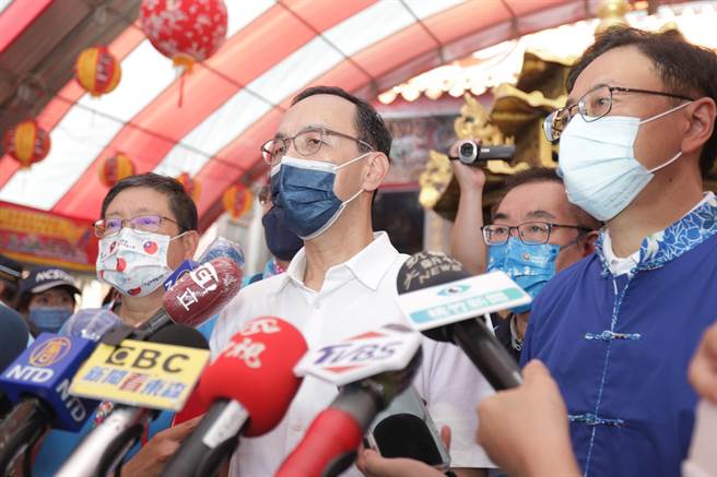 国民党主席朱立伦对林智坚「论文门」不认错的问题，指郑运鹏背叛台大要道歉。（罗浚滨摄）