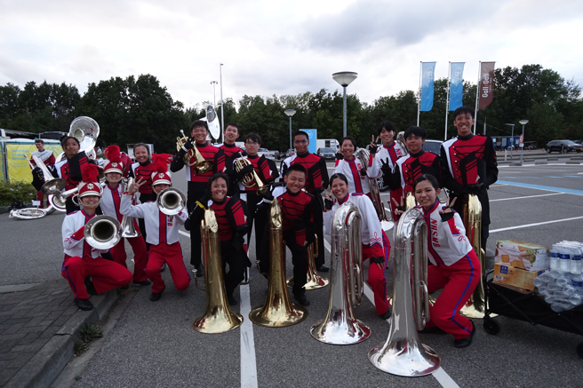 建中乐旗联队参赛也不忘做好国民外交。(建中乐旗队提供)