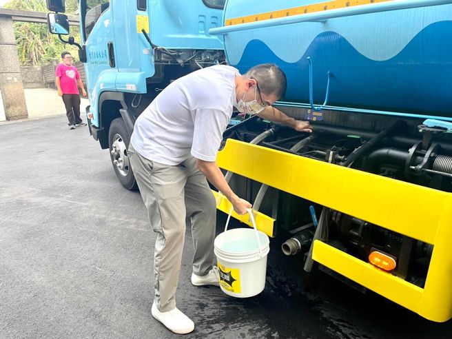 谢国梁呼吁不管政府还是水公司，一定要赶快调度其他水库的供水。(取自谢国梁脸书)