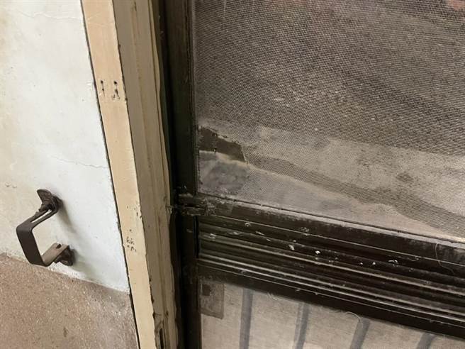 徐嫌将纱门烧破洞夜闯民宅，惊醒住户，幸未损失财物，却造成被害人惊惶担心窃贼再度光临。（读者提供／程炳璋台南传真）