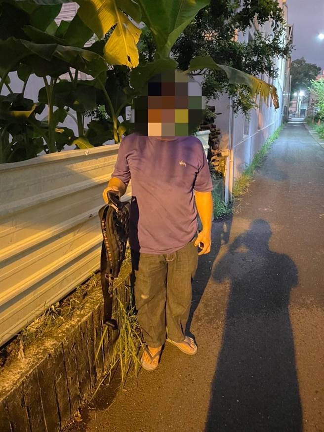 徐姓窃嫌落网带警方重回现场取出偷窃后随手丢弃的包包。（读者提供／程炳璋台南传真）