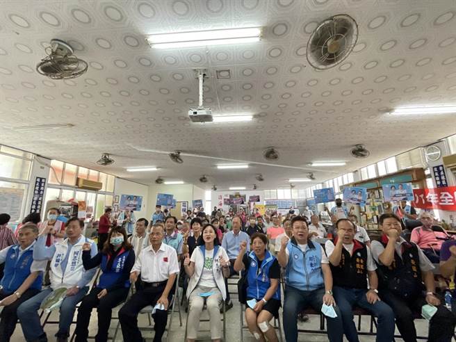 現場民眾最後一同呼喊柯志恩「凍選」。(林雅惠攝)