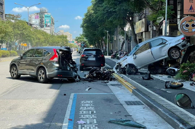 21岁男驾驶失控衝向人行道，男骑士被波及送医不治。（记者爆料网提供）