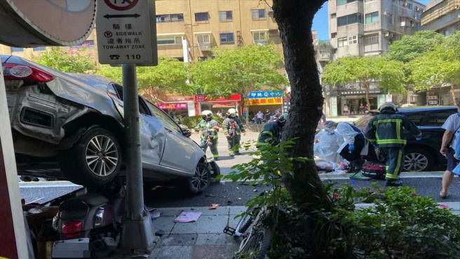 21岁男驾驶失控衝向人行道，男骑士被波及送医不治。（记者爆料网提供）