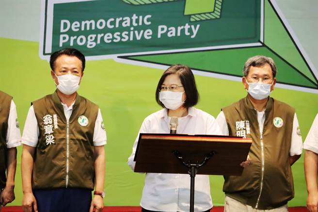 总统蔡英文今以民主进步党主席身分到嘉义县，为年底九合一党提名参选人授旗，并呼吁支持者延续绿色执政。（吕妍庭摄）