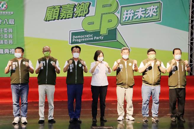 总统蔡英文今以民主进步党主席身分到嘉义县，为年底九合一党提名参选人授旗，并呼吁支持者延续绿色执政。（吕妍庭摄）