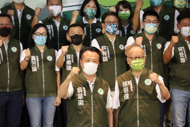 民进党嘉义县党部今举行主委、执、评委就职典礼暨提名候选人授旗誓师大会，营造团结气势。（吕妍庭摄）