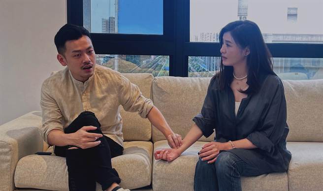 ｢77老大」为苏慧伦把脉。（相信音乐提供）