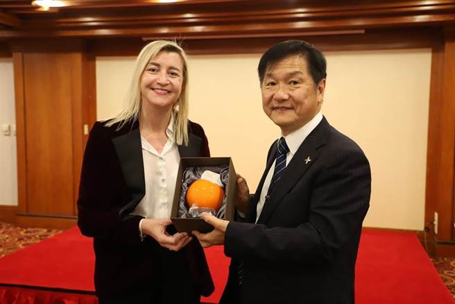 交通部次长祁文中（右）为立陶宛交通部政次爱格涅女士（Ms. Agne Vaiciukeviciute）饯行，双方讨论加深两国的海空运合作。（交通部提供）