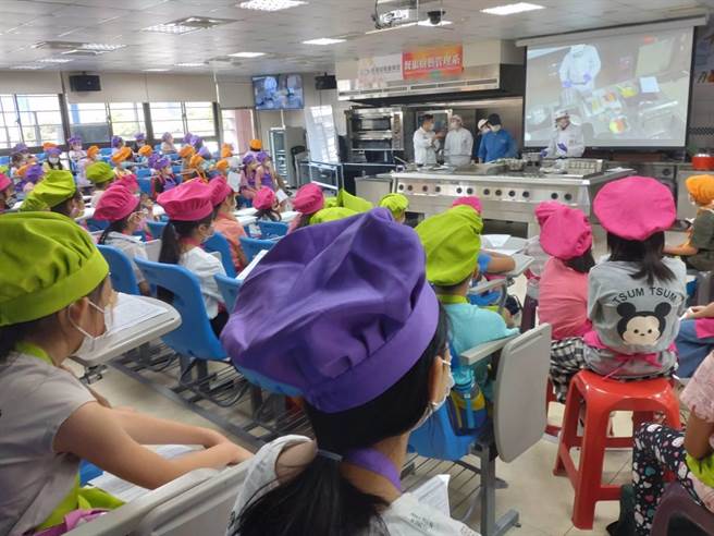 13日在基隆市經國學院展開小廚神體驗營活動，讓8-15歲的學童，學會親自動手做料理。（張志康攝）