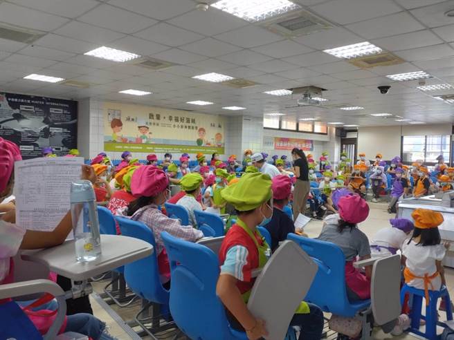 13日在基隆市經國學院展開小廚神體驗營活動，讓8-15歲的學童，學會親自動手做料理。（張志康攝）