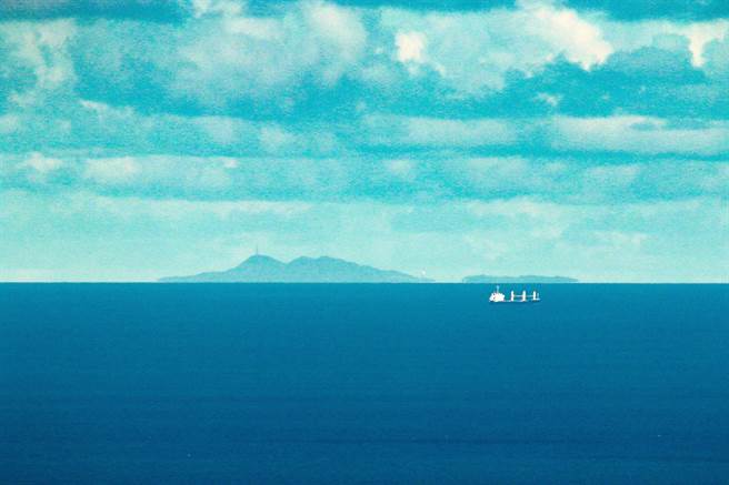 有民眾在舊蘇花公路拍攝照片時，意外拍攝到110公里遠的與那國島。（民眾李先生提供／李忠一宜蘭傳真）