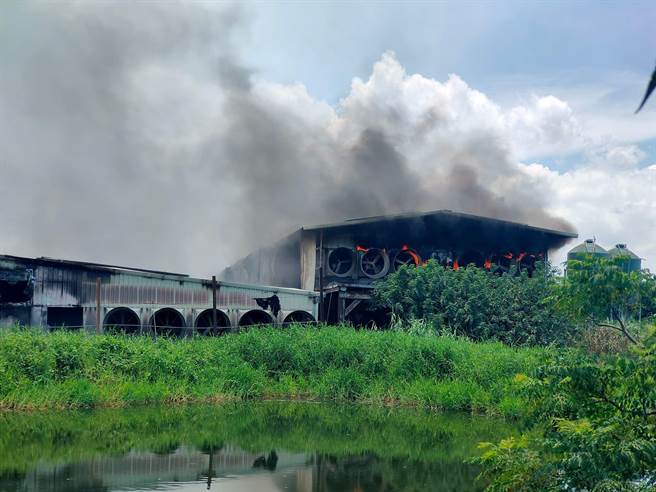 消防人員到場回報現場為雞舍一樓鐵皮建築，已全面燃燒。（取自東石之美臉書社團∕呂妍庭嘉義傳真）