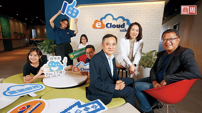 伊云谷执行长蔡佳宏（右1）、云端事业单位总座林仪（右2）、董座林启雄（右3）以亚马逊领导原则及低度管理模式，带领团队5年营收成长近50倍。(摄影・骆裕隆)