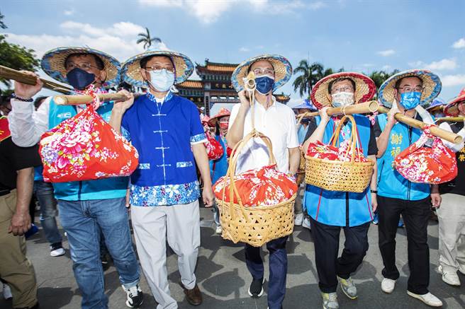 林耕仁（左至右）、张善政、国民党主席朱立伦、杨文科及谢福弘4位桃竹竹苗蓝军县市长参选人，参加新竹县义民祭一同挑担致敬义民爷，传递「担担薪传」的客家义民精神。 （罗浚滨摄）