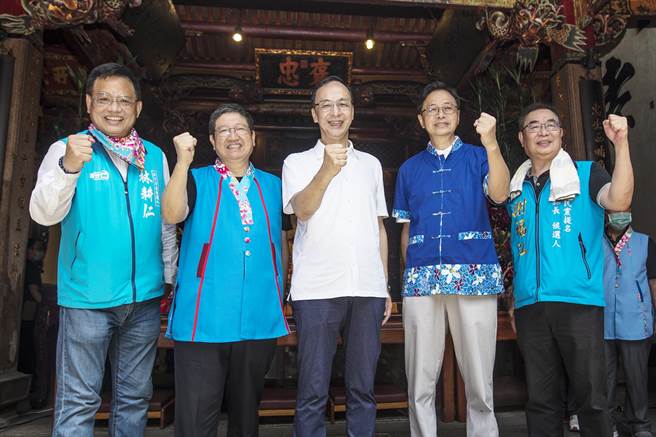 林耕仁（左至右）、杨文科、国民党主席朱立伦、张善政及谢福弘4位桃竹竹苗蓝军县市长参选人，合体参加新竹县义民祭，握拳象徵蓝军团结胜选。（罗浚滨摄） 
