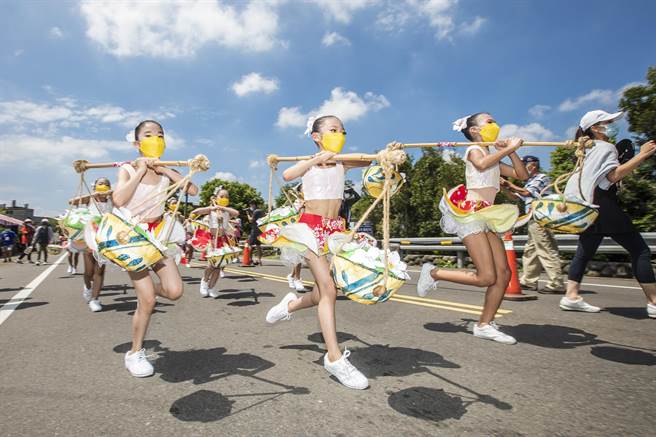 新竹县义民祭千人挑担踩街活动，小朋友跳创意挑担舞。（罗浚滨摄）