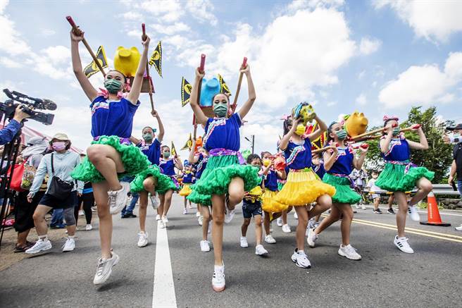 新竹县义民祭千人挑担踩街活动，小朋友抬神猪跳创意舞蹈。（罗浚滨摄）