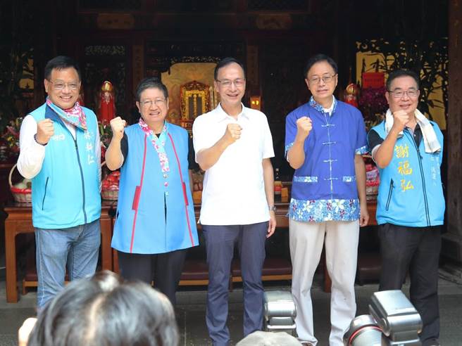 国民党苗栗县长参选人谢福弘13日参加新竹义民祭，与国民党主席朱立伦、张善政、杨文科、林耕仁等同框。（谢福弘竞办提供／谢明俊苗栗传真）
