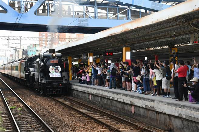 彰化扇形车库欢庆百年，13日一早彰化车站挤满火车迷，为了就是迎接「国王蒸汽火车」DT668，火车「呜！呜！」鸣笛声响起，伴随相机快门声与铁道迷的欢呼。(吴建辉摄)